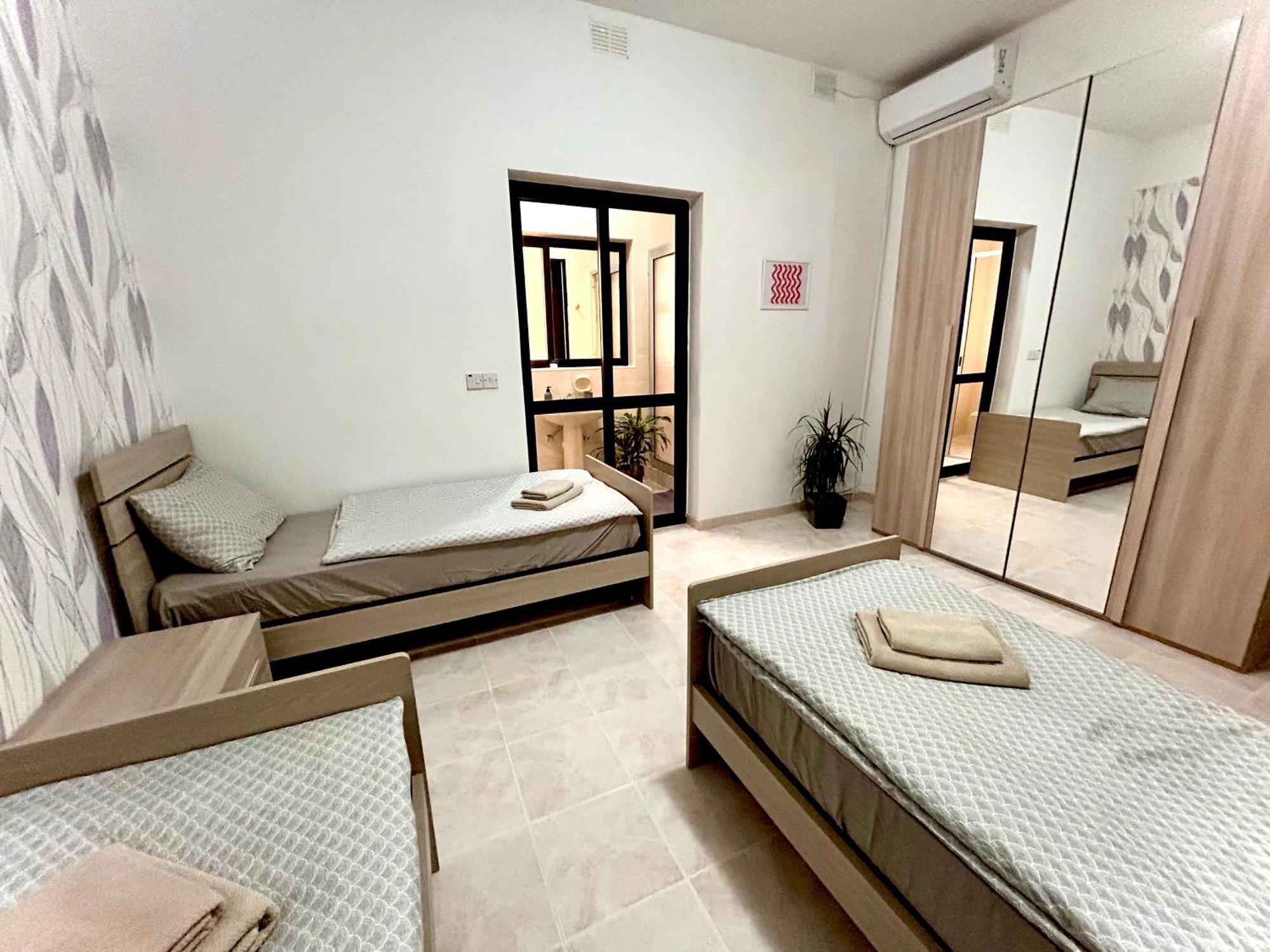 Arzella Apartments Xlendi Stylish Stay Near Beach Local Eats Ngoại thất bức ảnh