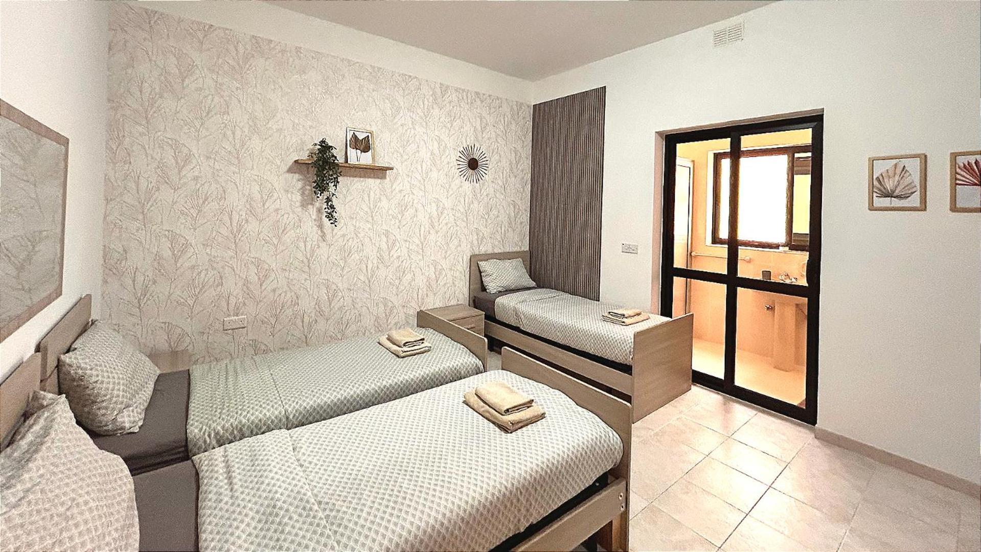 Arzella Apartments Xlendi Stylish Stay Near Beach Local Eats Ngoại thất bức ảnh